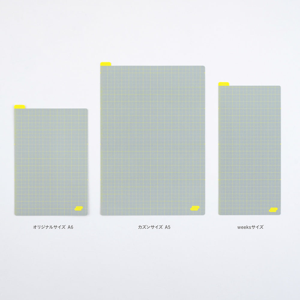 Three rectangular gray grid pencil boards in different sizes are displayed on a white background, with Japanese labels underneath indicating sizes A6, A5, and weeks size.